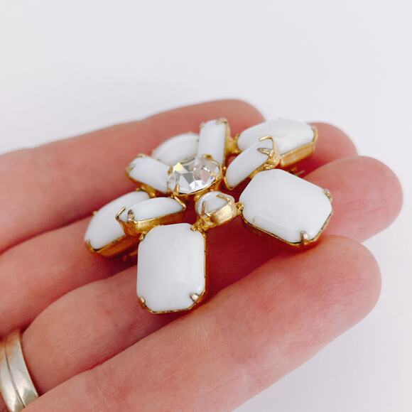 Vintage Mid Century Brooch Milk Glass Gold Tone Floral Pin 1950s - Picture 4 of 9